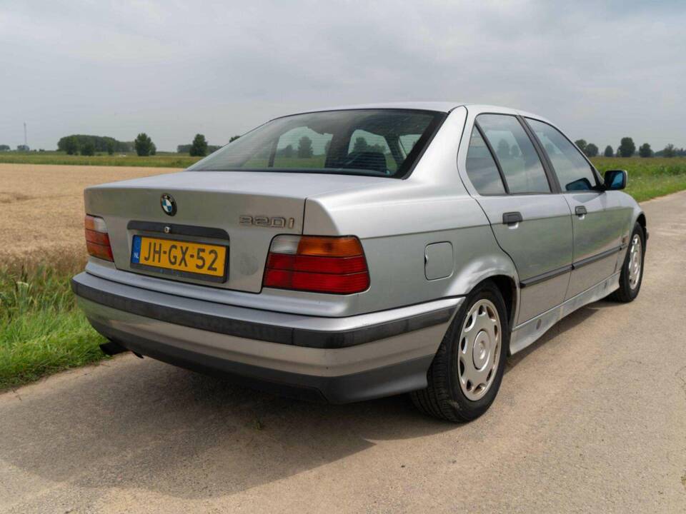 Image 3/40 de BMW 320i (1994)