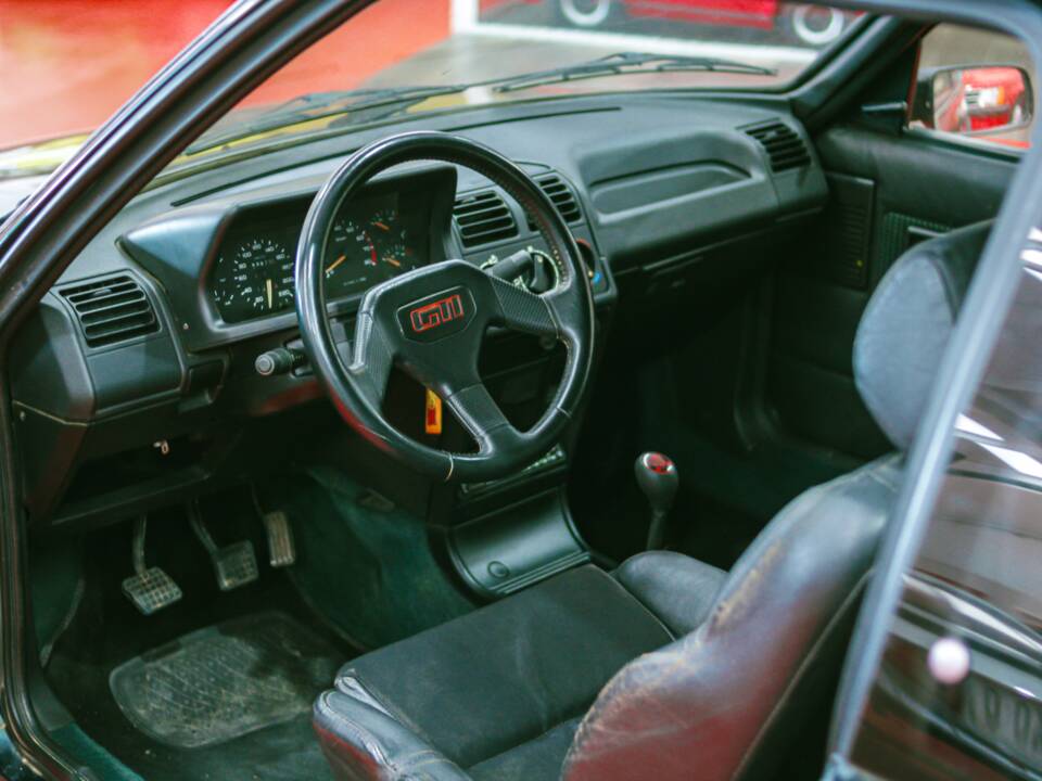 Image 19/33 of Peugeot 205 GTi 1.9 (1993)