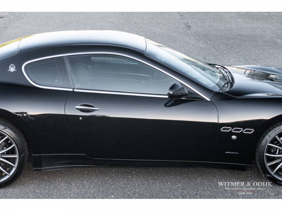 Image 10/36 of Maserati GranTurismo S (2011)