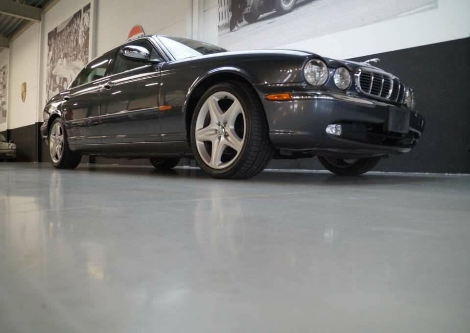 Image 26/50 de Jaguar XJ 8 4.2 (2005)