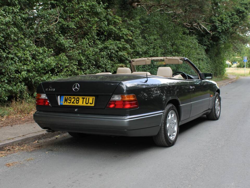 Bild 6/22 von Mercedes-Benz E 320 (1994)