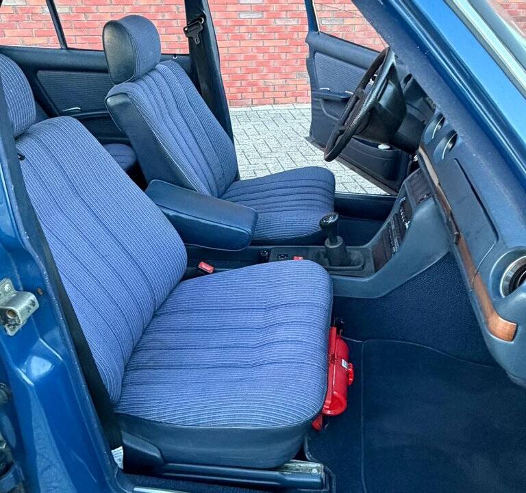 Image 2/8 of Mercedes-Benz 230 E (1984)