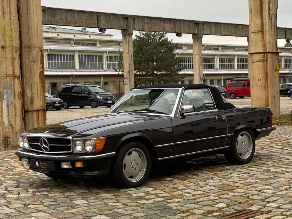 Immagine 1/17 di Mercedes-Benz 560 SL (1986)