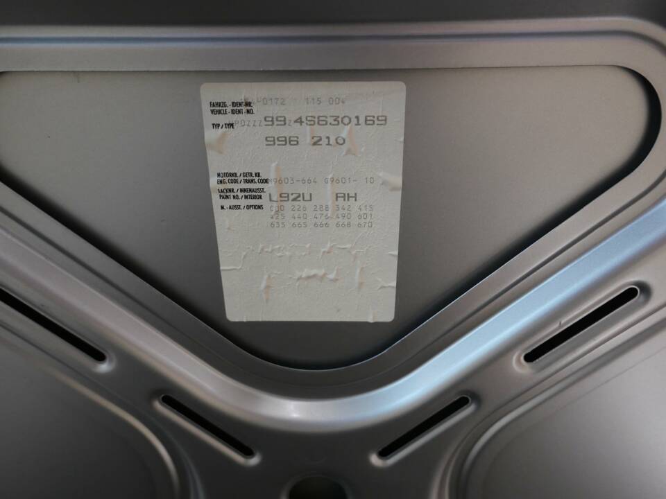 Image 8/16 of Porsche 911 Carrera (2004)