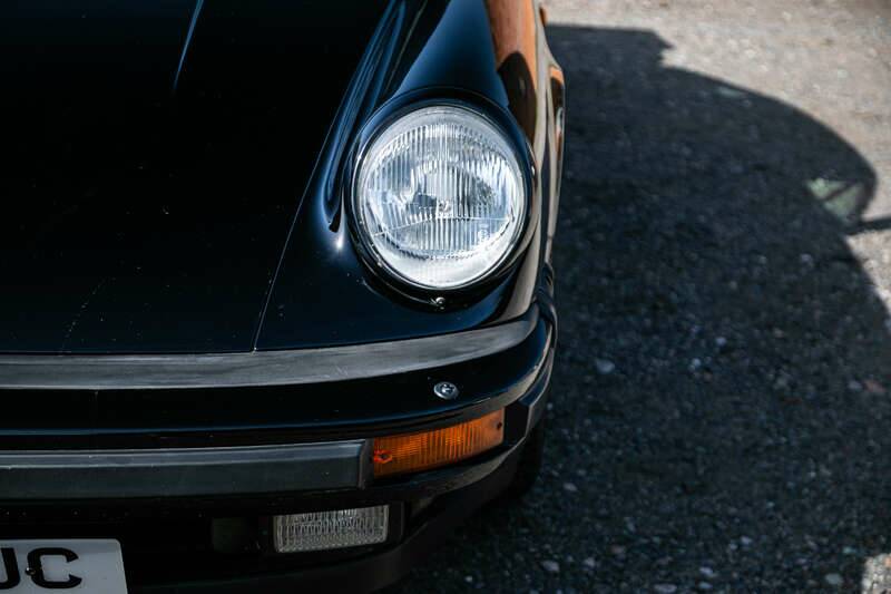Immagine 22/41 di Porsche 911 Carrera 3.2 (1988)