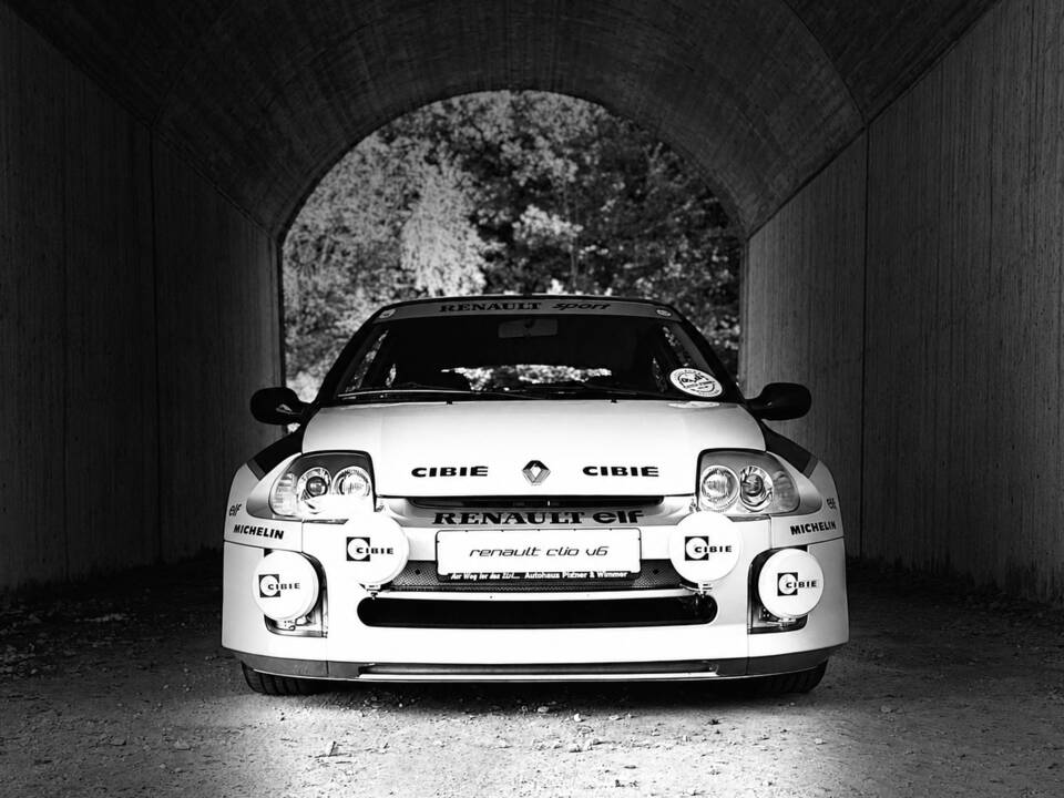 Imagen 1/29 de Renault Clio II V6 (2002)