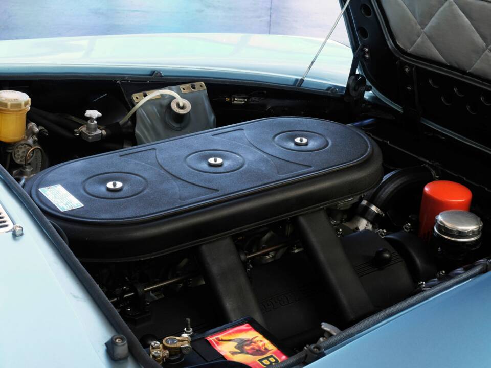 Image 43/50 of Ferrari 330 GT 2+2 (1964)