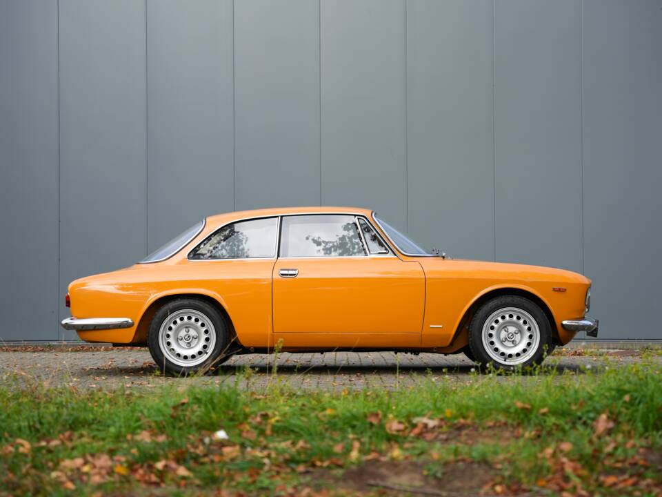 Image 14/38 of Alfa Romeo Giulia GT 1300 Junior (1968)