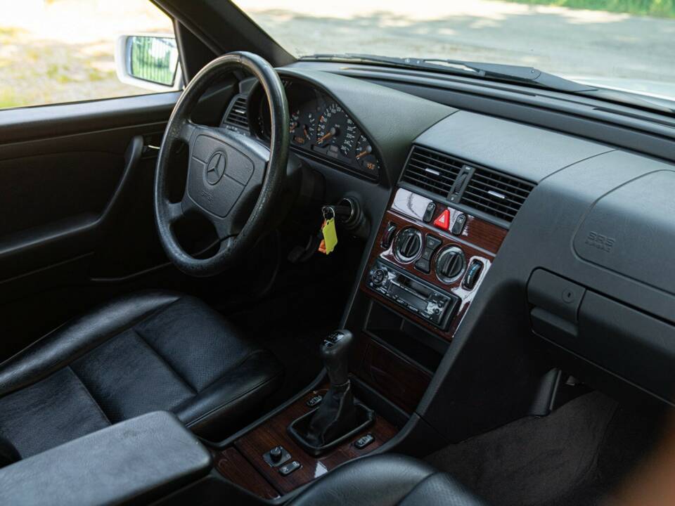 Bild 28/50 von Mercedes-Benz C 200 Kompressor (1996)