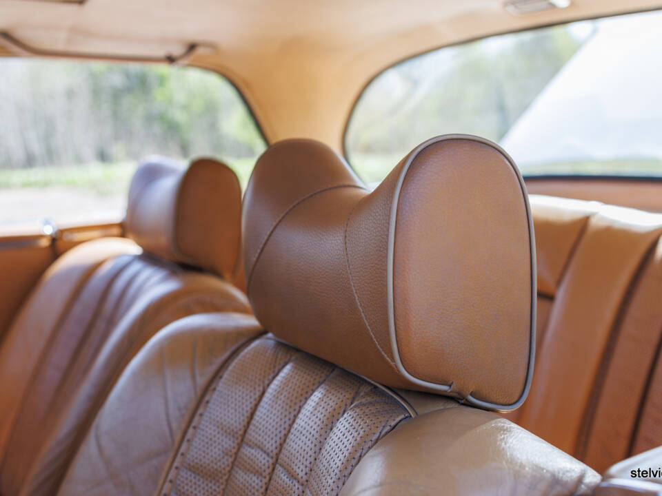 Image 31/38 of Mercedes-Benz 280 SE 3,5 (1970)