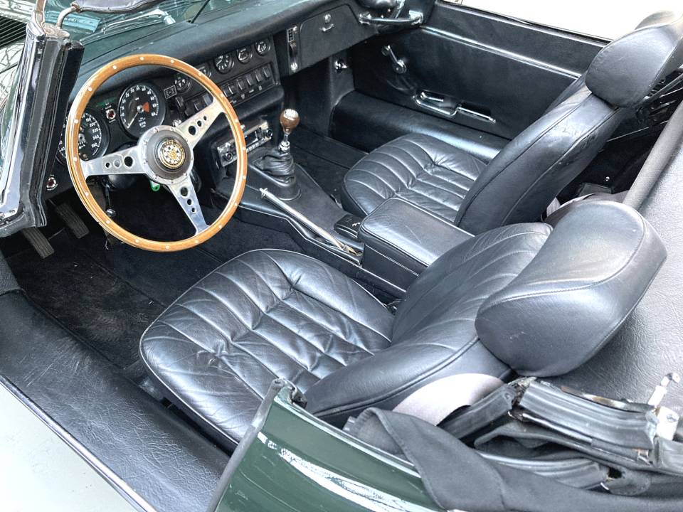 Image 20/29 de Jaguar E-Type (1969)