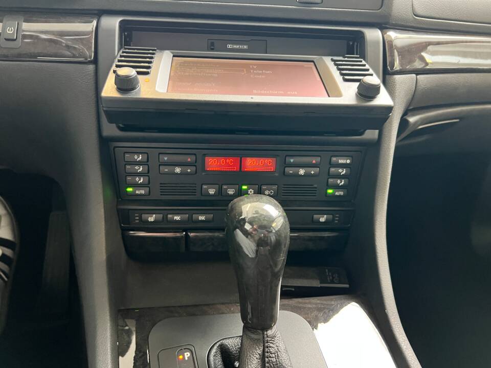 Immagine 16/48 di BMW 740i (2001)