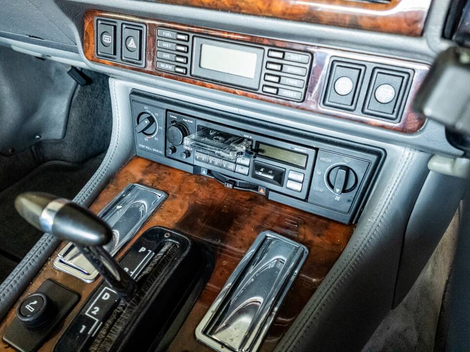 Image 16/34 of Jaguar XJS 5.3 V12 (1992)