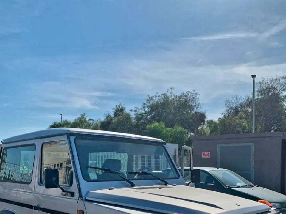 Image 2/18 of Mercedes-Benz 300 GD (SWB) (1987)