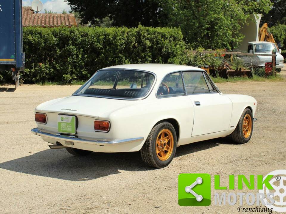 Bild 2/10 von Alfa Romeo Giulia 1300 GT Junior (1973)