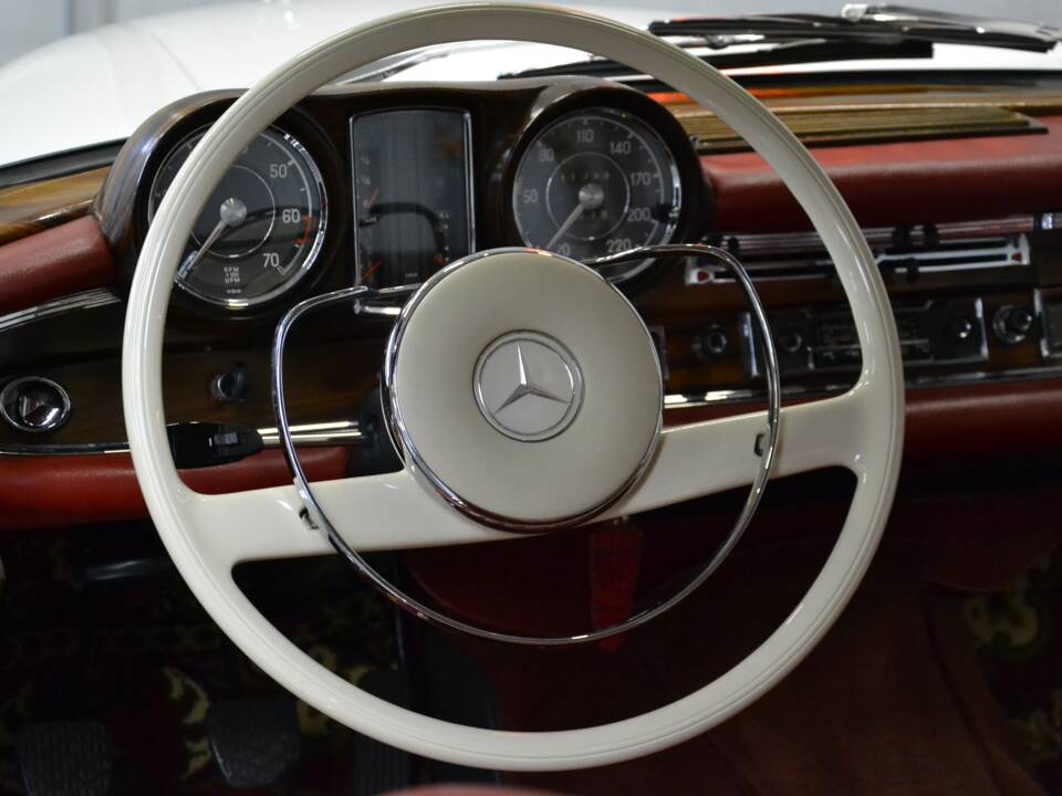 Image 30/61 de Mercedes-Benz 250 SE (1966)