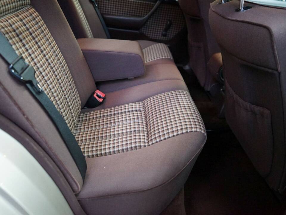 Bild 22/33 von Mercedes-Benz 230 E (1990)