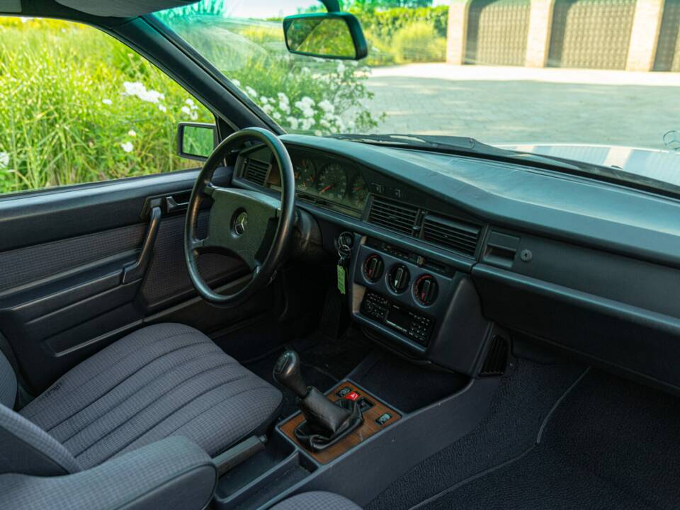 Afbeelding 21/44 van Mercedes-Benz 190 E (1987)