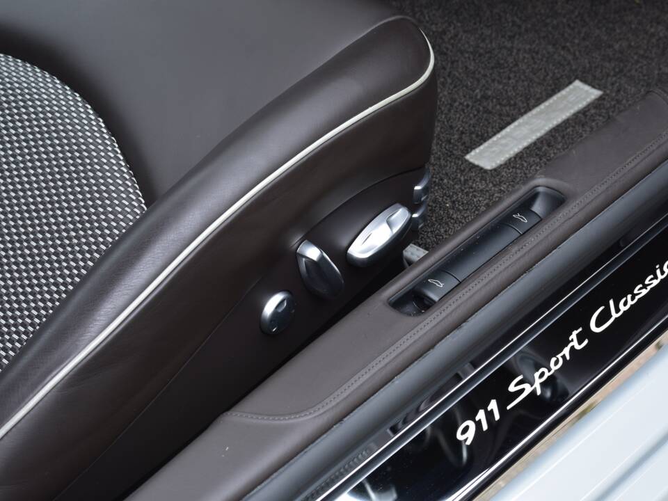Image 46/50 of Porsche 911 Sport Classic (2010)