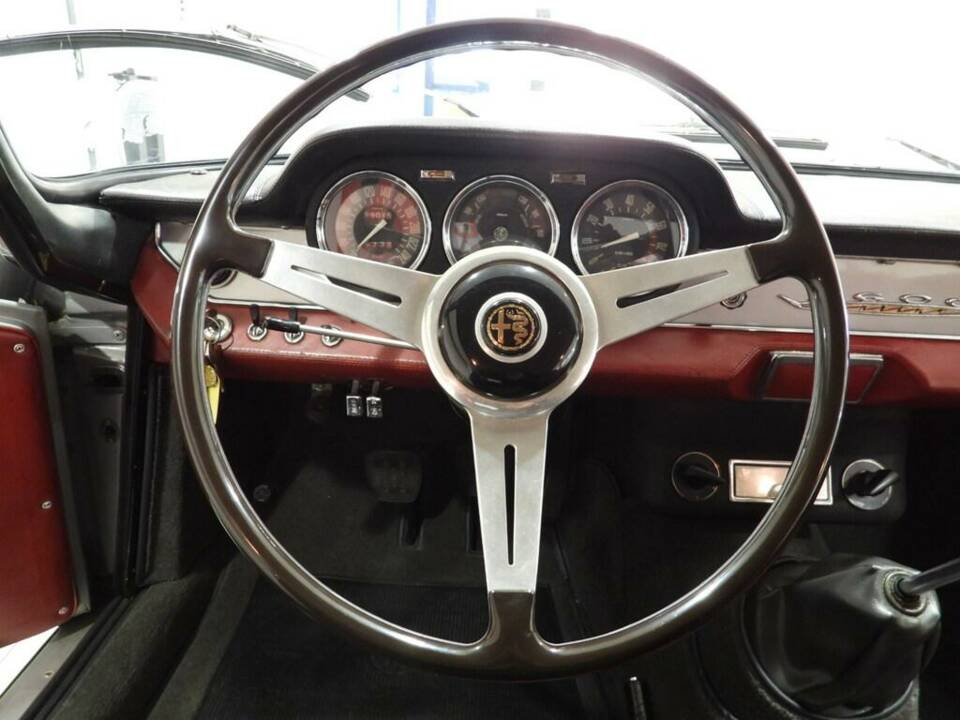 Image 6/15 of Alfa Romeo 2600 Sprint (1964)