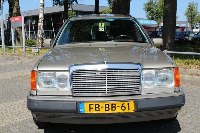 Image 3/7 de Mercedes-Benz 230 E (1992)