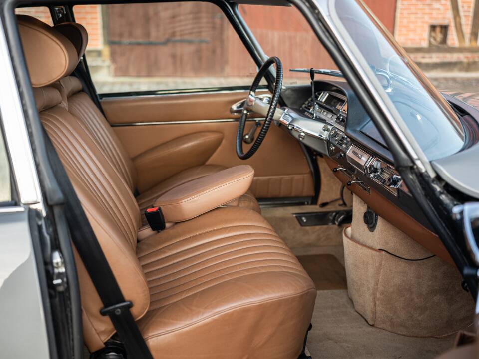 Image 36/44 of Citroën DS 21 (1968)