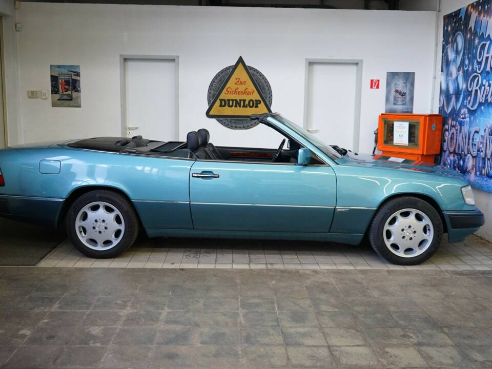 Afbeelding 46/50 van Mercedes-Benz 300 CE-24 (1993)