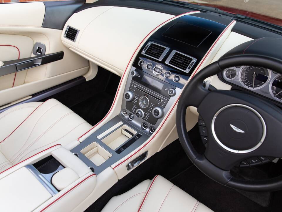 Afbeelding 46/81 van Aston Martin DB 9 Volante (2015)