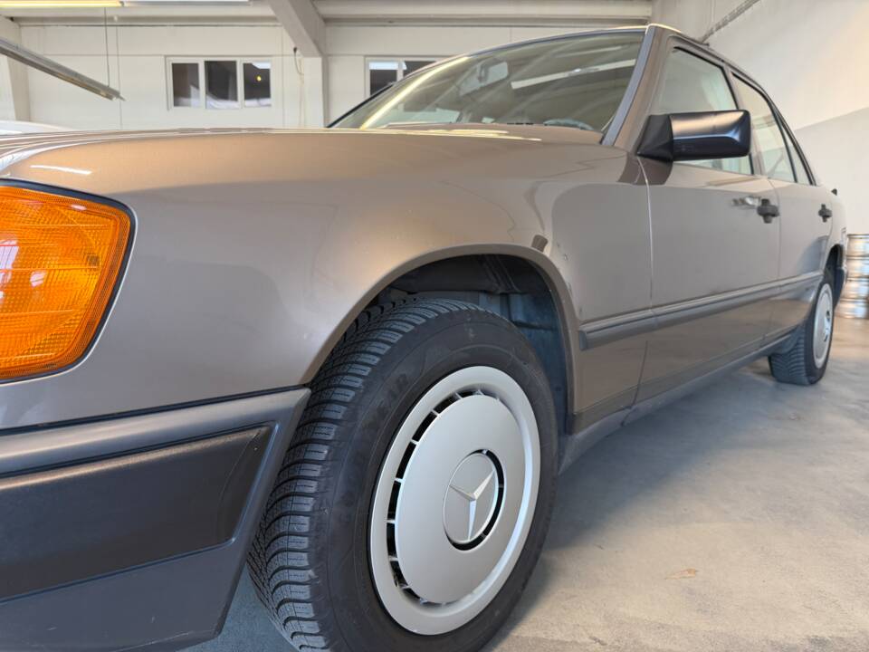 Afbeelding 26/36 van Mercedes-Benz 200 (1988)