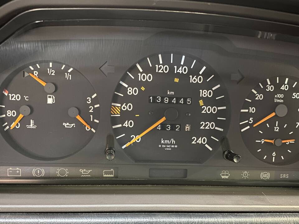 Bild 21/33 von Mercedes-Benz E 200 T (1994)