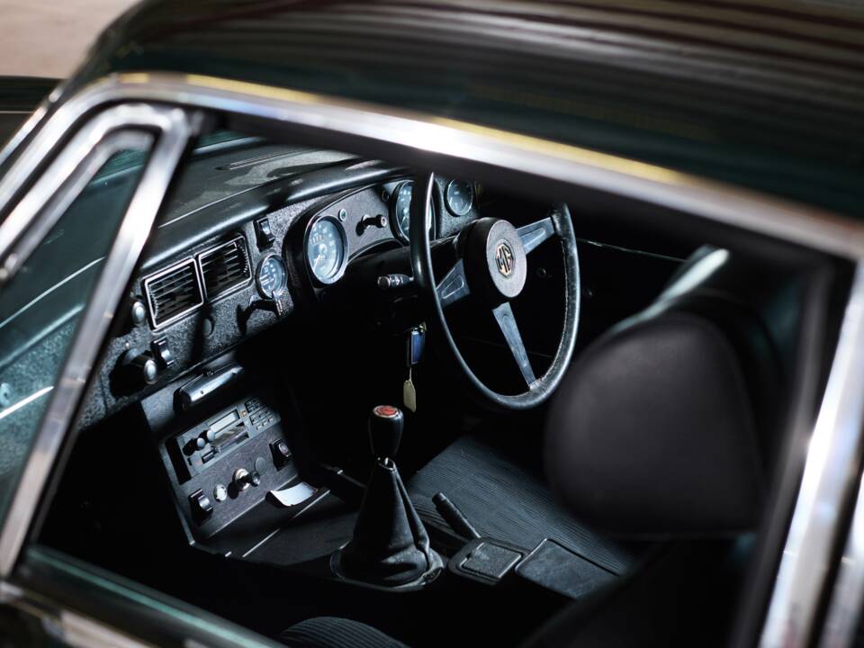 Bild 27/38 von MG MGB GT (1975)