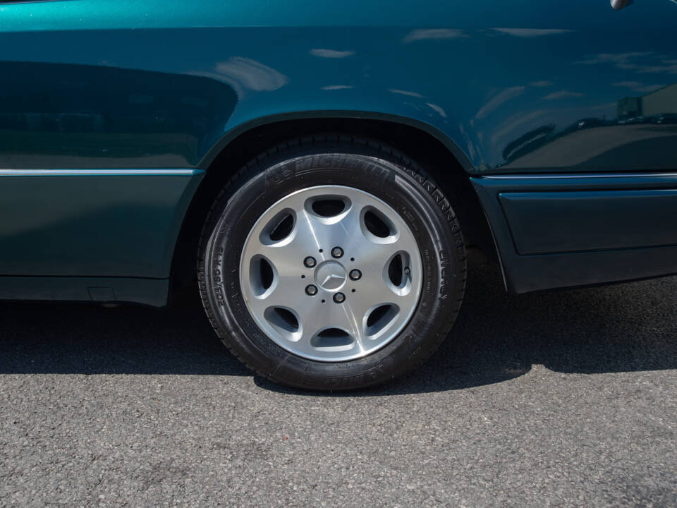 Image 20/26 of Mercedes-Benz E 320 (1996)