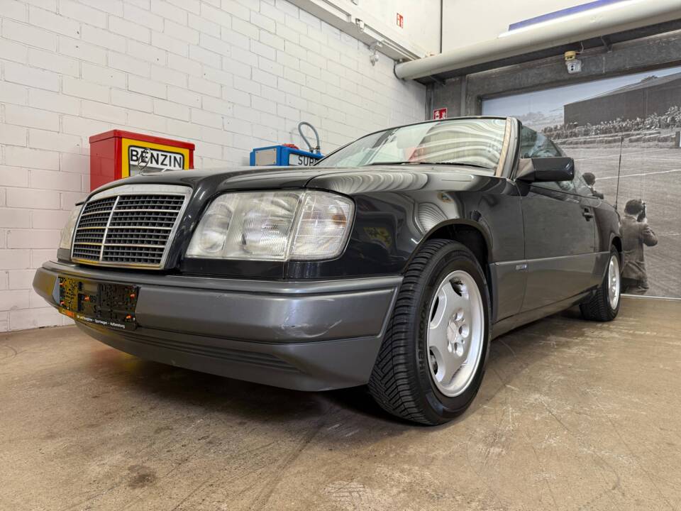 Bild 2/18 von Mercedes-Benz E 200 (1994)