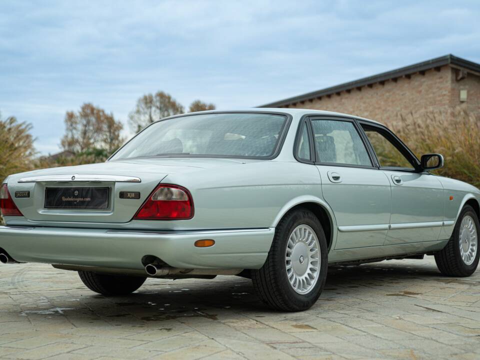 Immagine 6/50 di Jaguar XJ 8 Sovereign (1997)