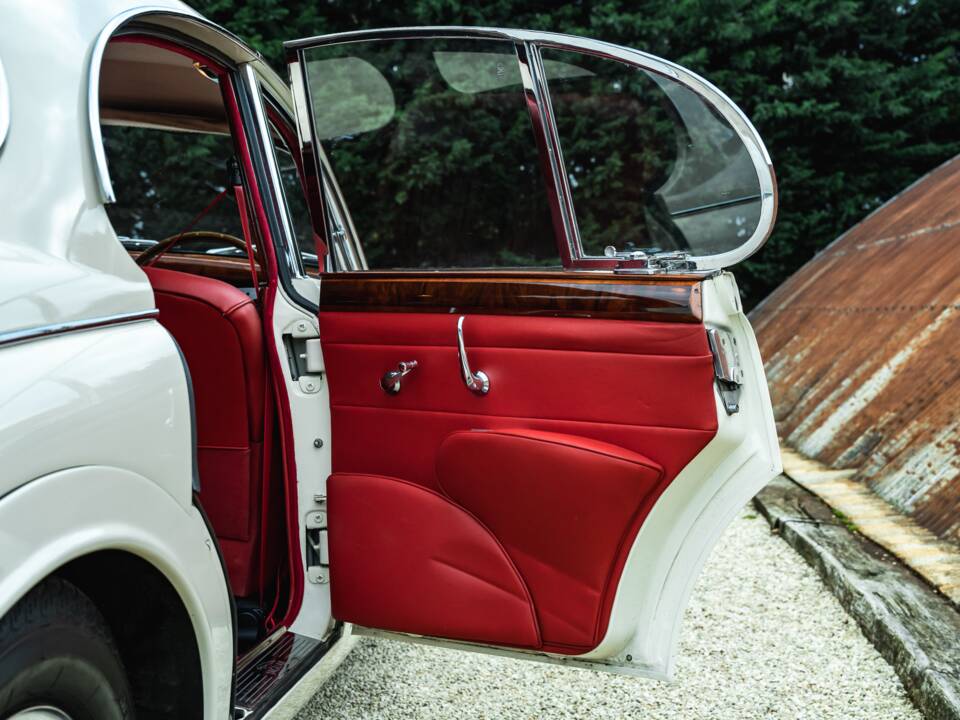 Bild 12/51 von Jaguar 240 (1968)