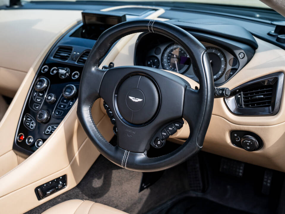 Image 23/35 of Aston Martin Vanquish (2017)