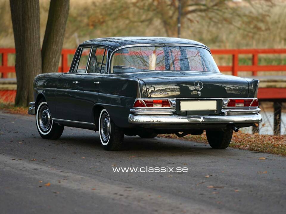 Image 3/24 of Mercedes-Benz 220 S b (1965)