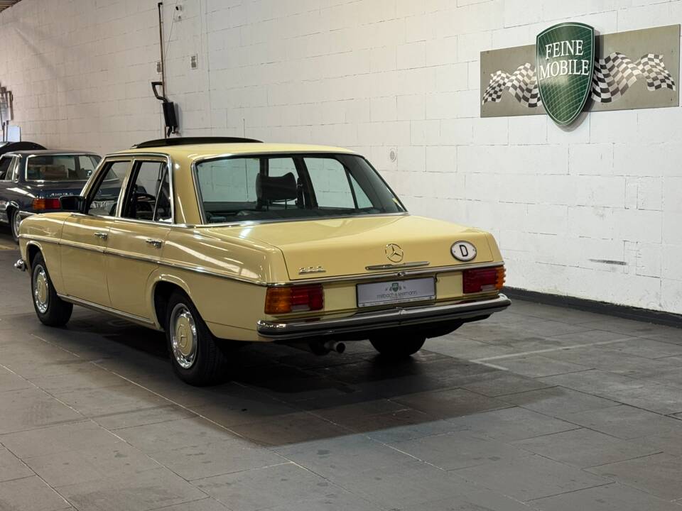 Immagine 3/35 di Mercedes-Benz 200 (1975)