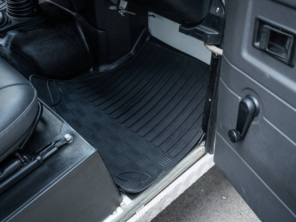 Image 73/97 of Land Rover Defender 90 (1995)