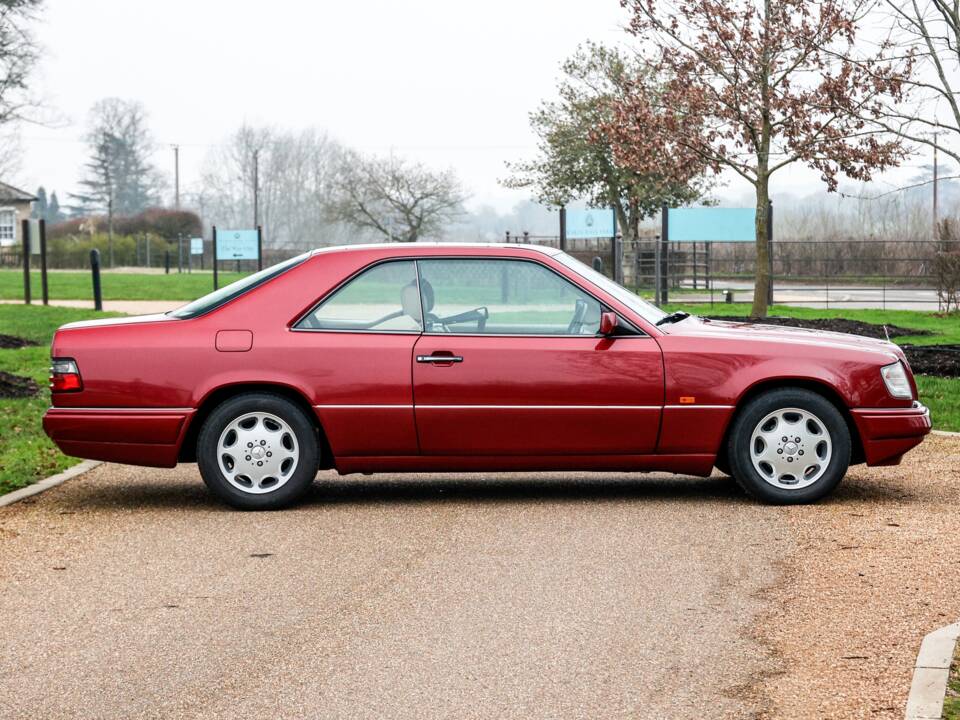Immagine 2/47 di Mercedes-Benz E 220 (1995)