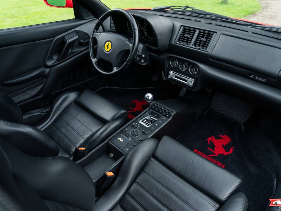 Bild 31/53 von Ferrari F 355 Berlinetta (1996)