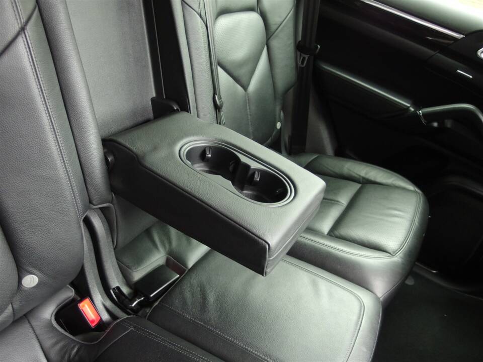 Bild 76/99 von Porsche Cayenne S (2010)
