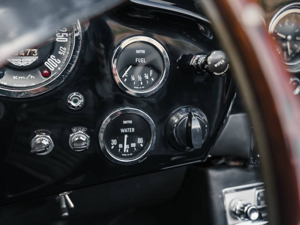 Image 28/33 of Aston Martin DB 5 Volante (1964)