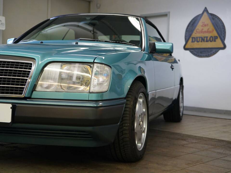 Afbeelding 7/50 van Mercedes-Benz 300 CE-24 (1993)