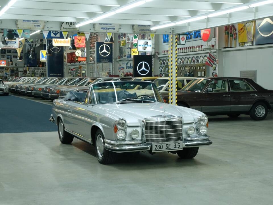 Image 17/50 of Mercedes-Benz 280 SE 3,5 (1970)