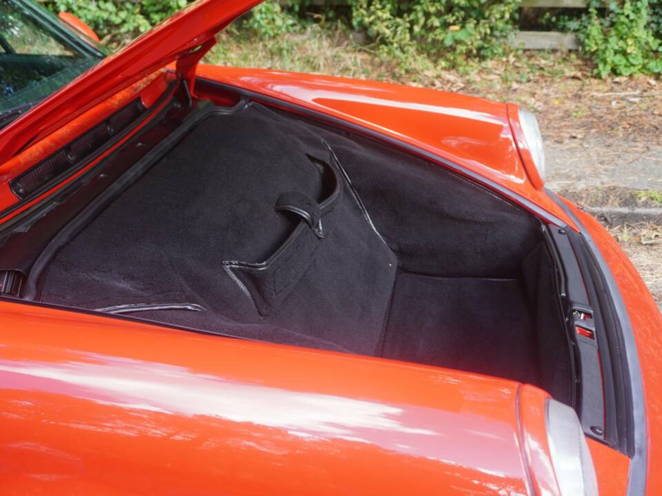 Image 17/17 de Porsche 911 Carrera 4 (1990)
