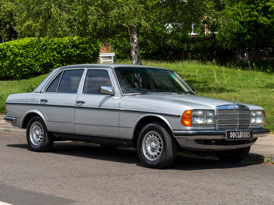 Immagine 2/25 di Mercedes-Benz 280 E (1981)