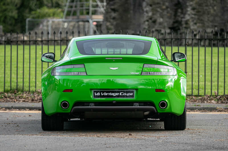 Immagine 7/43 di Aston Martin V8 Vantage (2010)