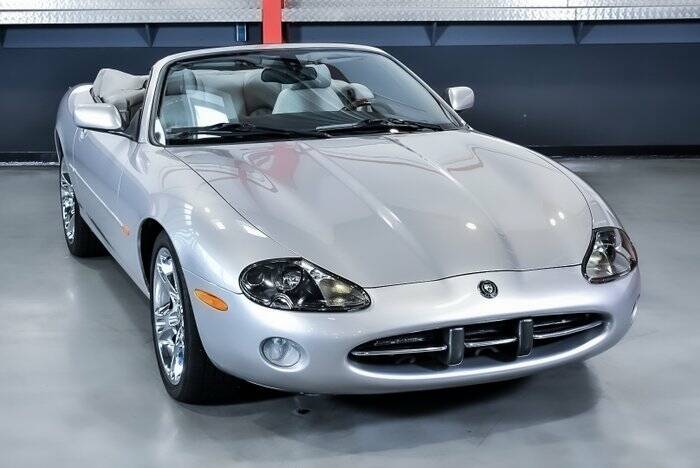 Image 4/7 de Jaguar XK8 4.2 (2003)