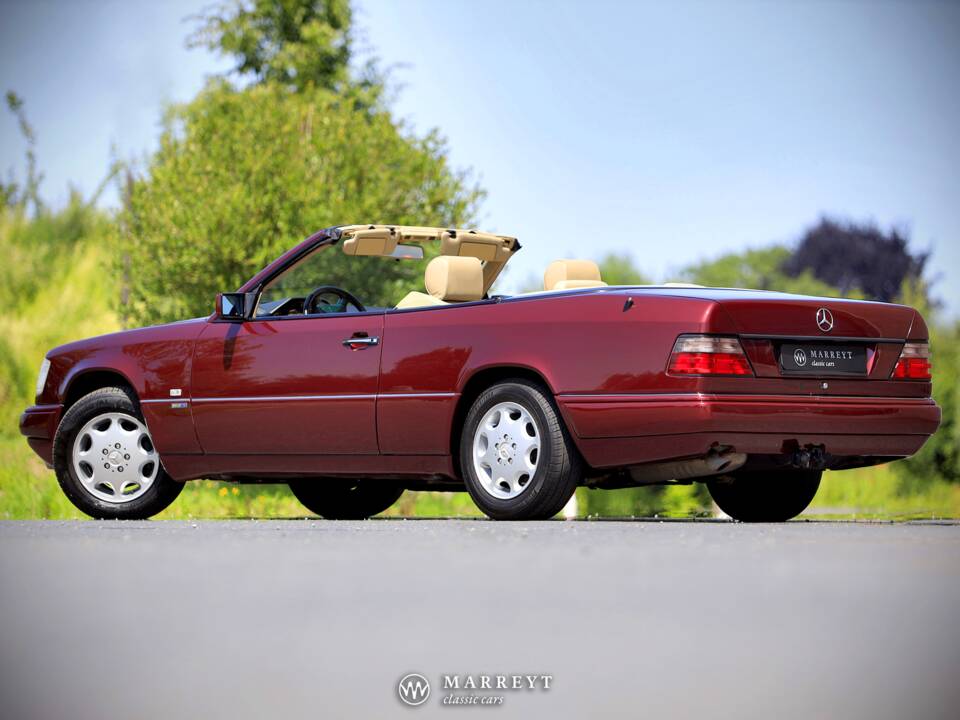 Bild 6/79 von Mercedes-Benz E 220 (1996)